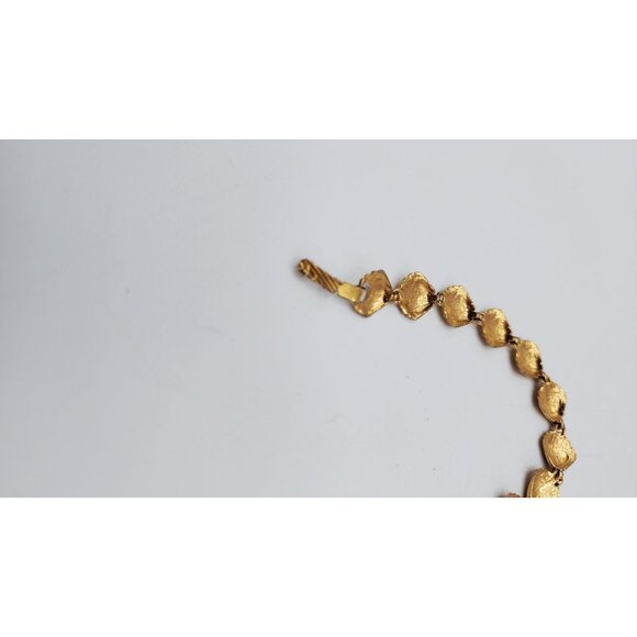 Gold tone shell bracelet 6 3/4" - Picture 5 of 6